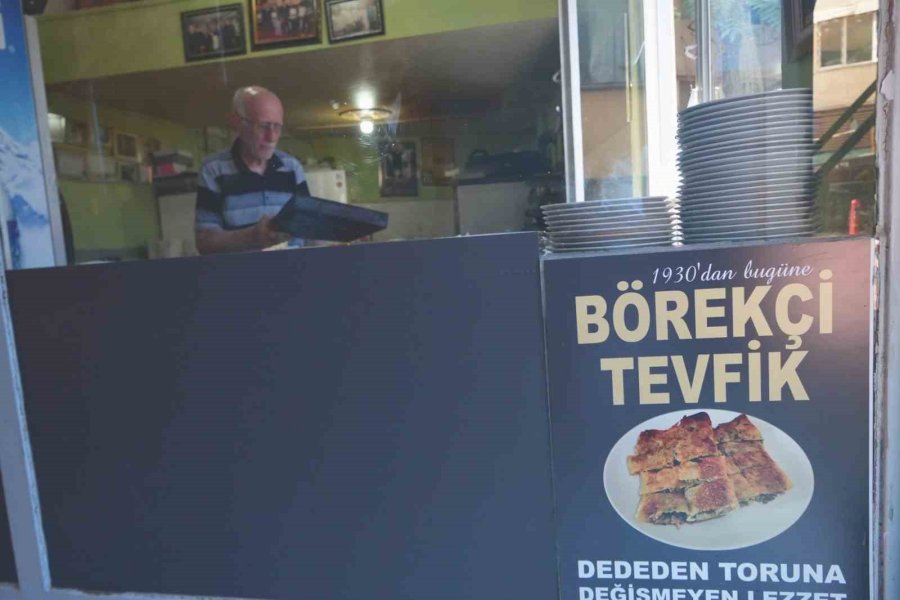 81 Yaşında, 69 Yıldır Aynı Tezgâhın Başında: "hayata Yeniden Başlasam Yine Börekçi Olurdum"