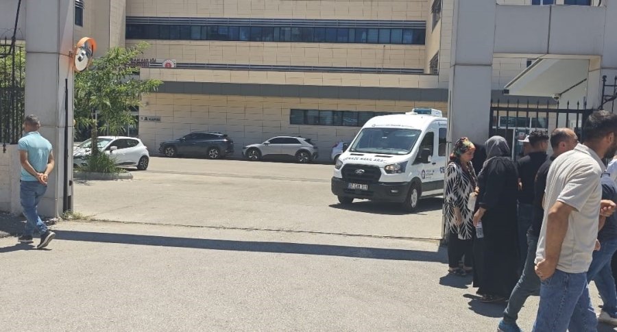 Genç Kadını Tabancayla Vurarak Öldürüp, Ardından İntihar Etti