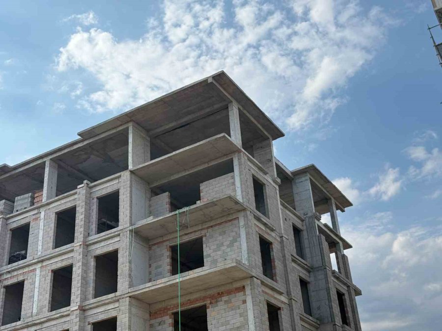 Antalya’da İnşaatta Üzerine Beton Blok Düşen İşçi Hayatını Kaybetti