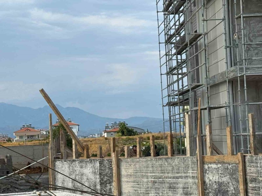 Antalya’da İnşaatta Üzerine Beton Blok Düşen İşçi Hayatını Kaybetti