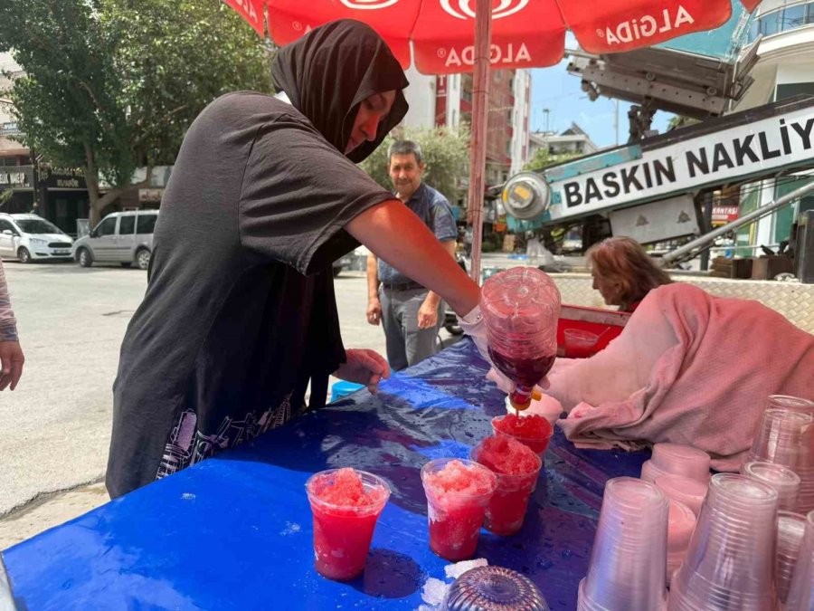 Babasının Torosların Zirvesinde Ağaç Motoruyla Kesip Getirdiği Karlar, 14 Yaşındaki Kübra’nın Tezgâhında Alıcı Buluyor