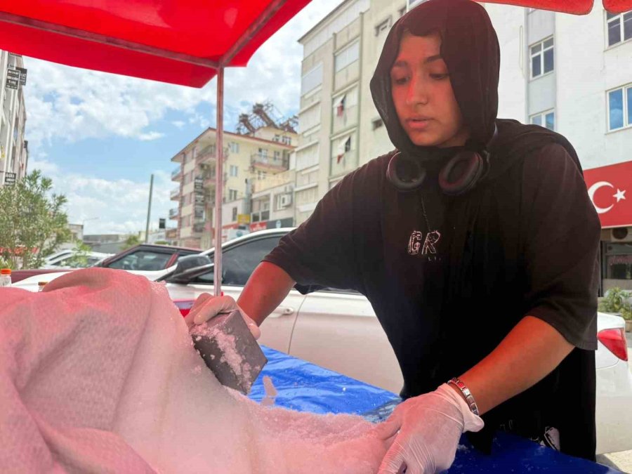 Babasının Torosların Zirvesinde Ağaç Motoruyla Kesip Getirdiği Karlar, 14 Yaşındaki Kübra’nın Tezgâhında Alıcı Buluyor