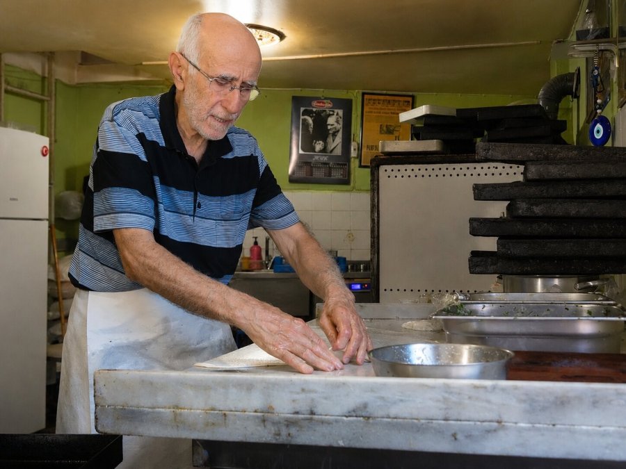 81 Yaşında, 69 Yıldır Aynı Tezgâhın Başında: "hayata Yeniden Başlasam Yine Börekçi Olurdum"
