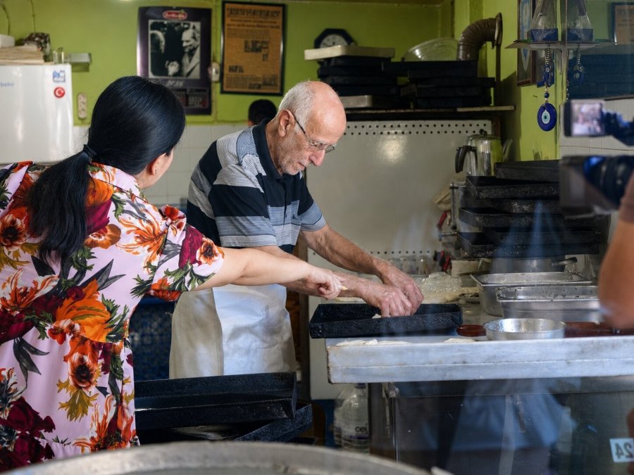 81 Yaşında, 69 Yıldır Aynı Tezgâhın Başında: "hayata Yeniden Başlasam Yine Börekçi Olurdum"