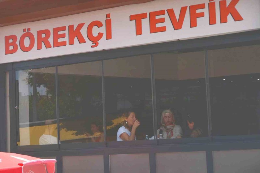 81 Yaşında, 69 Yıldır Aynı Tezgâhın Başında: "hayata Yeniden Başlasam Yine Börekçi Olurdum"