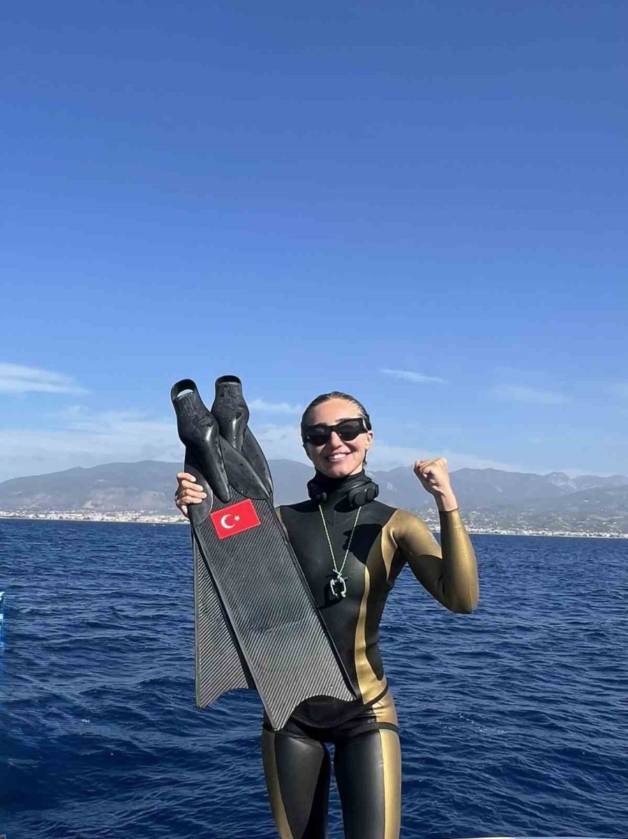 Şahika Ercümen’den İki Altın Madalya