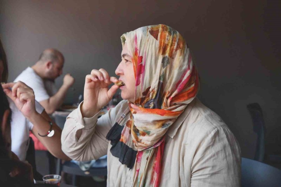 81 Yaşında, 69 Yıldır Aynı Tezgâhın Başında: "hayata Yeniden Başlasam Yine Börekçi Olurdum"