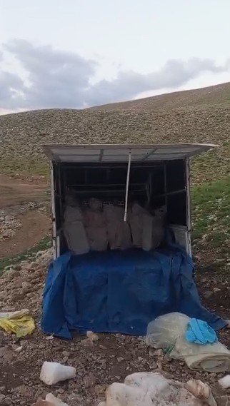 Babasının Torosların Zirvesinde Ağaç Motoruyla Kesip Getirdiği Karlar, 14 Yaşındaki Kübra’nın Tezgâhında Alıcı Buluyor