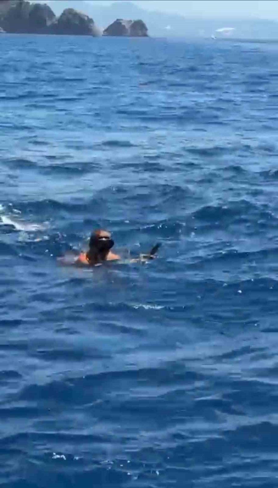 Alanya’da Çuvala Dolanan Caretta Carettayı Tur Teknesi Kaptanı Kurtardı