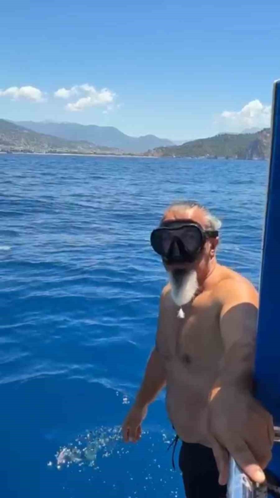 Alanya’da Çuvala Dolanan Caretta Carettayı Tur Teknesi Kaptanı Kurtardı