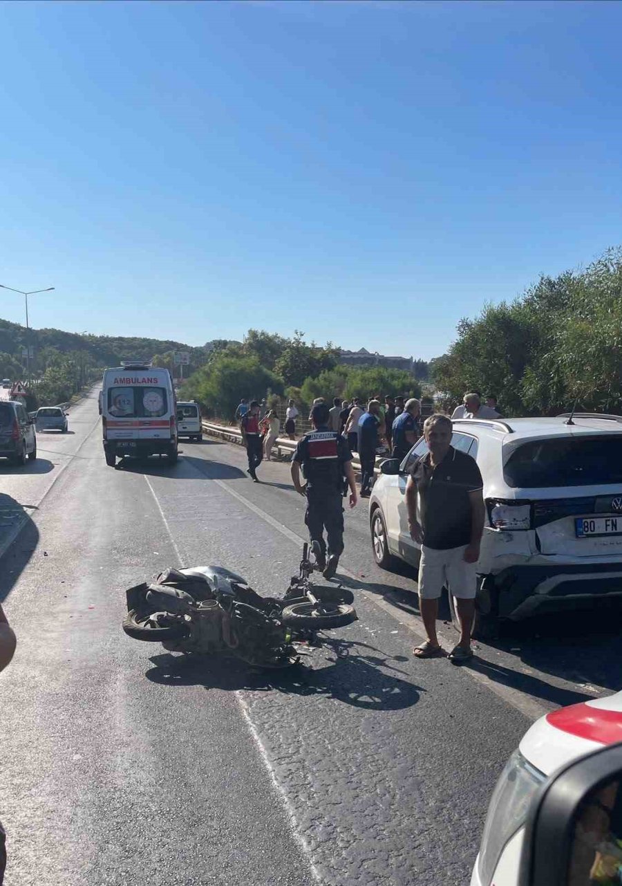 Alanya’da Park Halindeki Otomobile Çarpan Motosikletteki 2 Kişi Yaralandı