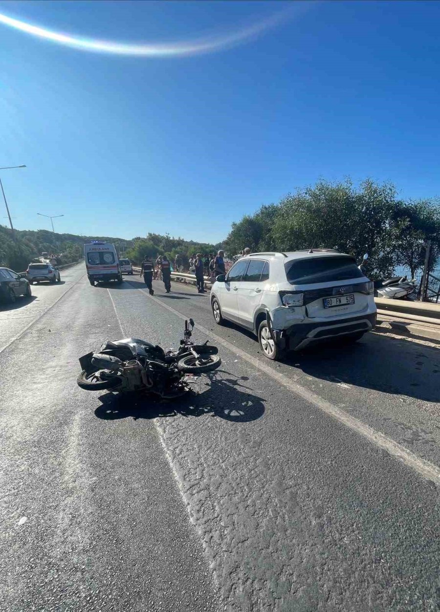 Alanya’da Park Halindeki Otomobile Çarpan Motosikletteki 2 Kişi Yaralandı