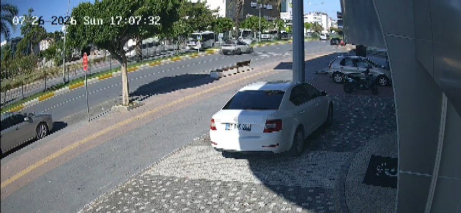 Antalya’da Ani Manevra Kazayı Beraberinde Getirdi: 3 Yaralı