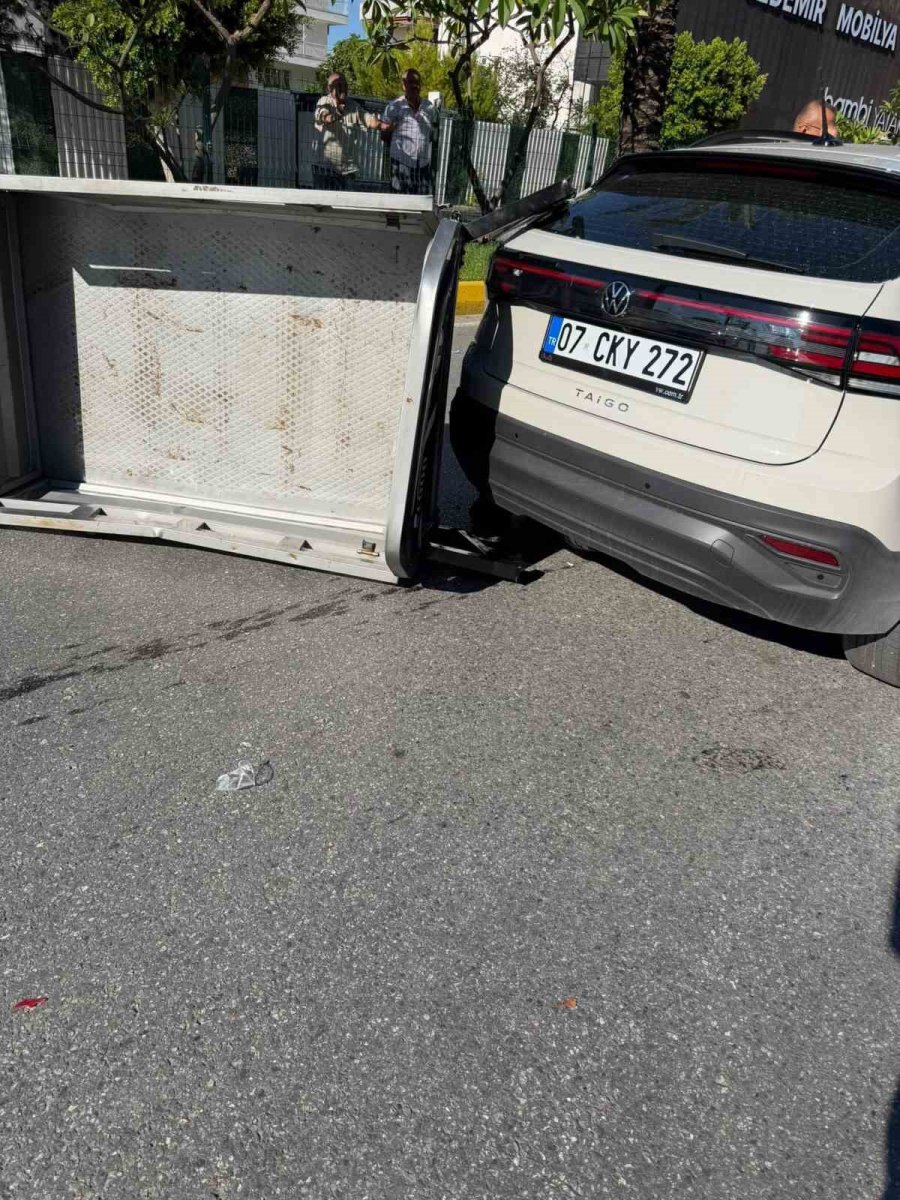 Antalya’da Ani Manevra Kazayı Beraberinde Getirdi: 3 Yaralı