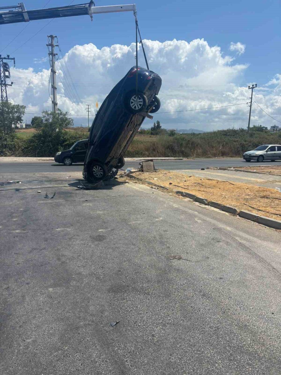 Antalya’da Otomobilin Tır Sürükleyip Takla Attırdığı Anlar Kamerada: 3 Yaralı