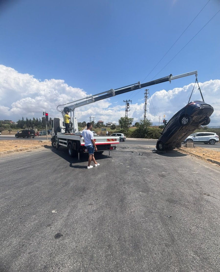 Antalya’da Otomobilin Tır Sürükleyip Takla Attırdığı Anlar Kamerada: 3 Yaralı