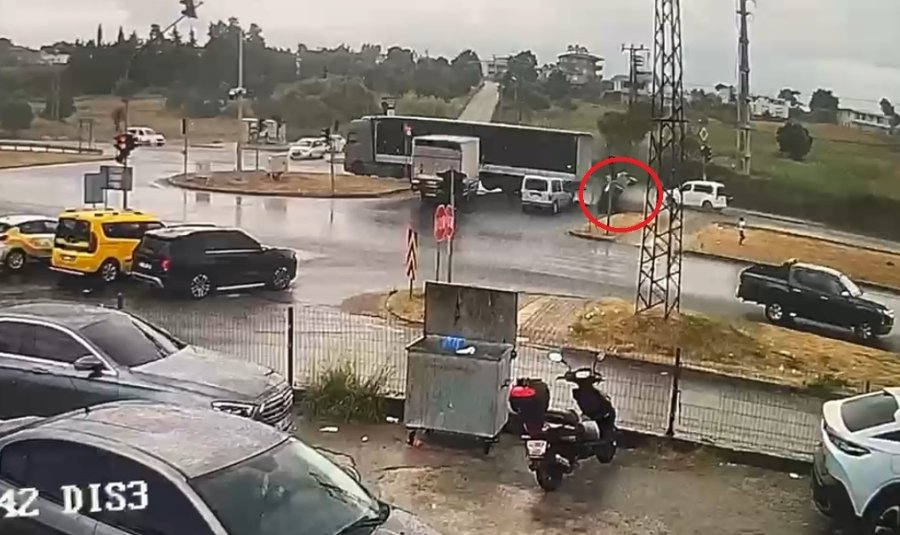 Antalya’da Otomobilin Tır Sürükleyip Takla Attırdığı Anlar Kamerada: 3 Yaralı
