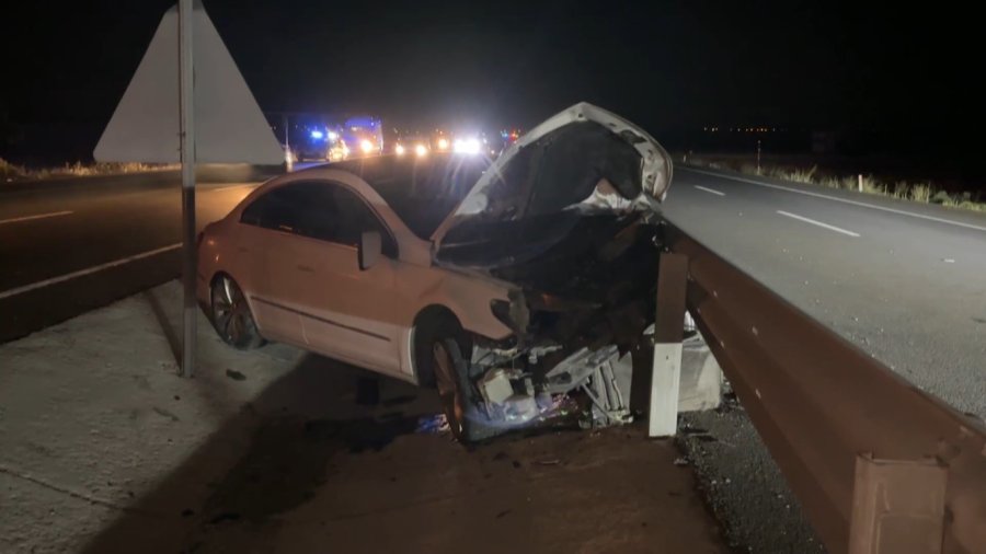 Aşırı Süratle 2 Aracı Hurdaya Çeviren Sürücü, Otostop Çekip Kaçtı