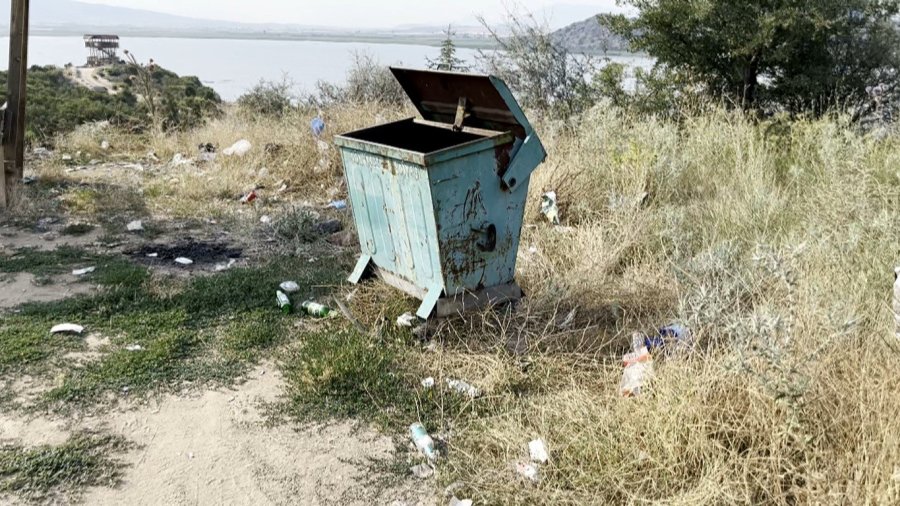 Boş Çöp Konteynerinin Etrafının Atıklarla Kaplandığını Gören Profesörden Sert Tepki