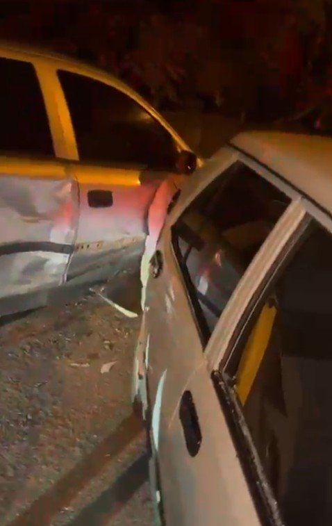 Alkollü Stajyer Sürücü Park Halindeki Araçlara Çarptı, O Anlar Güvenlik Kamerasına Yansıdı