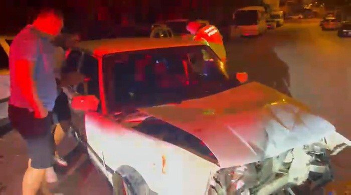 Alkollü Stajyer Sürücü Park Halindeki Araçlara Çarptı, O Anlar Güvenlik Kamerasına Yansıdı