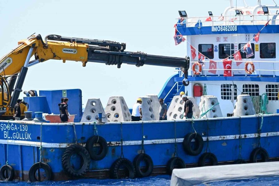 Antalya’da 50 Yapay Resif Denize İndirildi