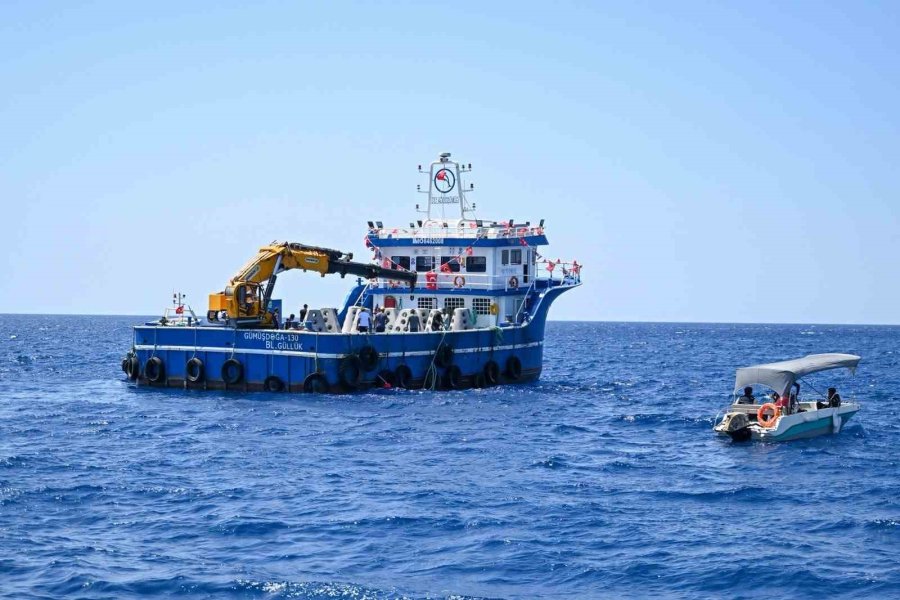 Antalya’da 50 Yapay Resif Denize İndirildi