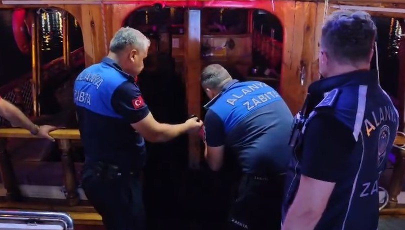 Tur Teknesi Çalışanlarının Birbirine Girdiği Kavga Anı Görüntülendi