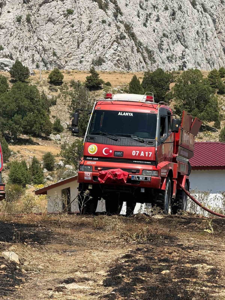 Alanya’da Otluk Alanda Çıkan Yangın Büyümeden Söndürüldü