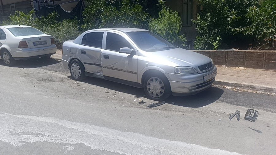Alkollü Stajyer Sürücü Park Halindeki Araçlara Çarptı, O Anlar Güvenlik Kamerasına Yansıdı