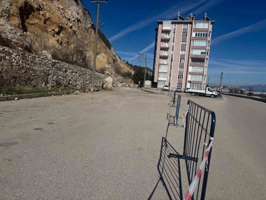 Isparta’da Kayaların Tehdit Ettiği Mahallenin Geleceği Masaya Yatırıldı