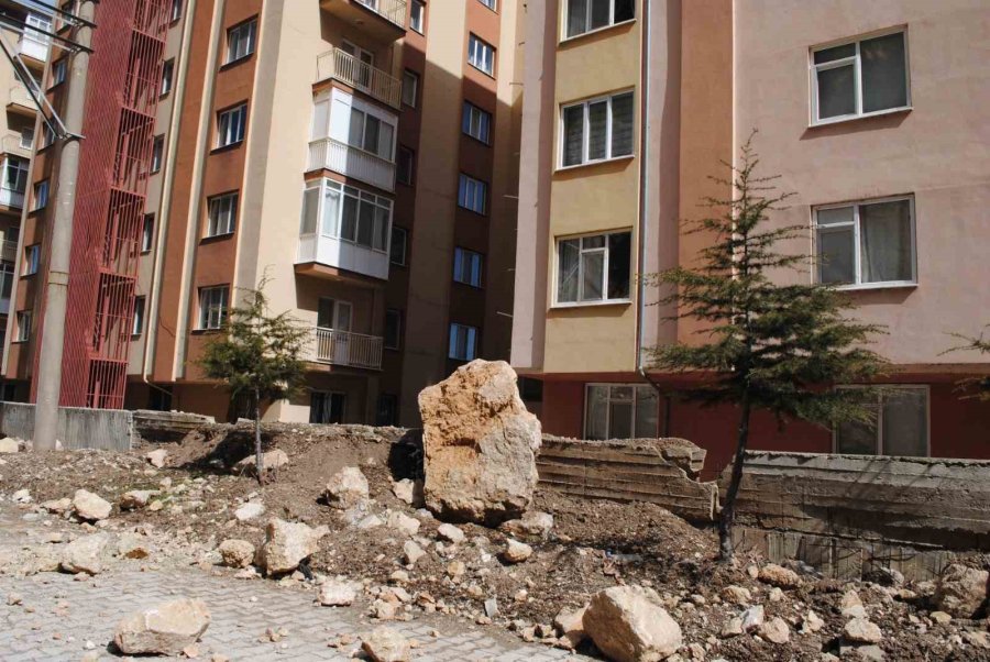Isparta’da Kayaların Tehdit Ettiği Mahallenin Geleceği Masaya Yatırıldı