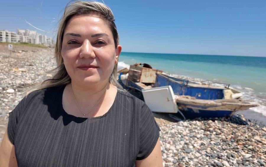 Caretta Cerattaların Yuvalama Alanındaki Kıyıya Batık Tekne Vurdu