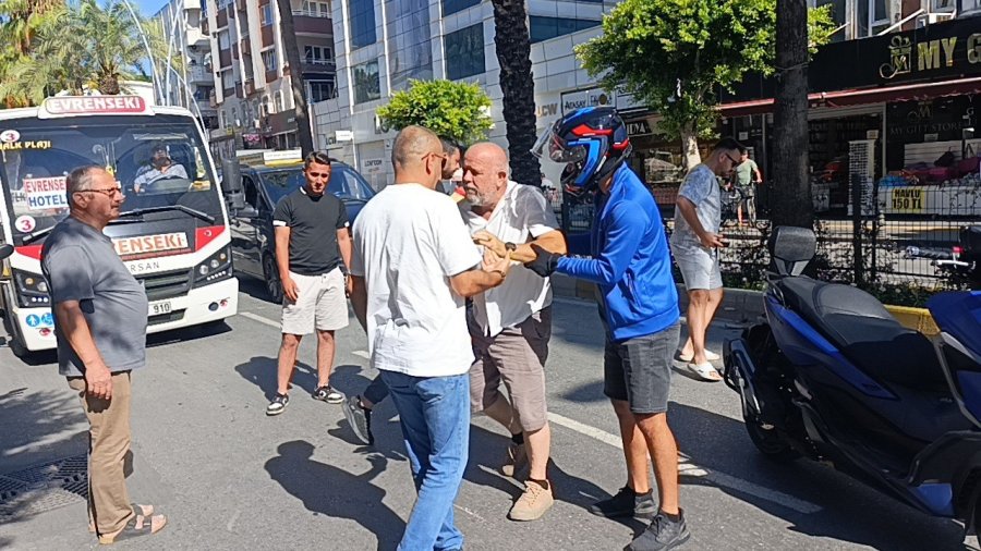 Duran Araçları Son Anda Fark Ettiler, Frene Basınca Devrilerek Sürüklendiler