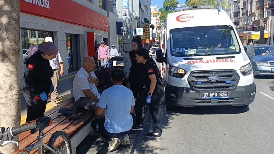 Duran Araçları Son Anda Fark Ettiler, Frene Basınca Devrilerek Sürüklendiler