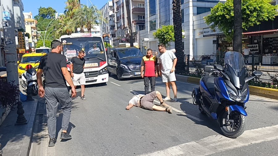 Duran Araçları Son Anda Fark Ettiler, Frene Basınca Devrilerek Sürüklendiler