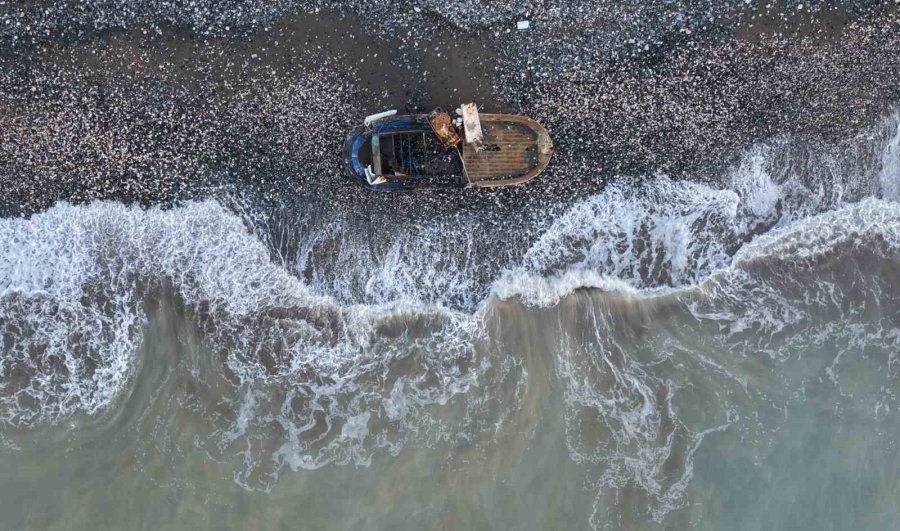 Caretta Cerattaların Yuvalama Alanındaki Kıyıya Batık Tekne Vurdu