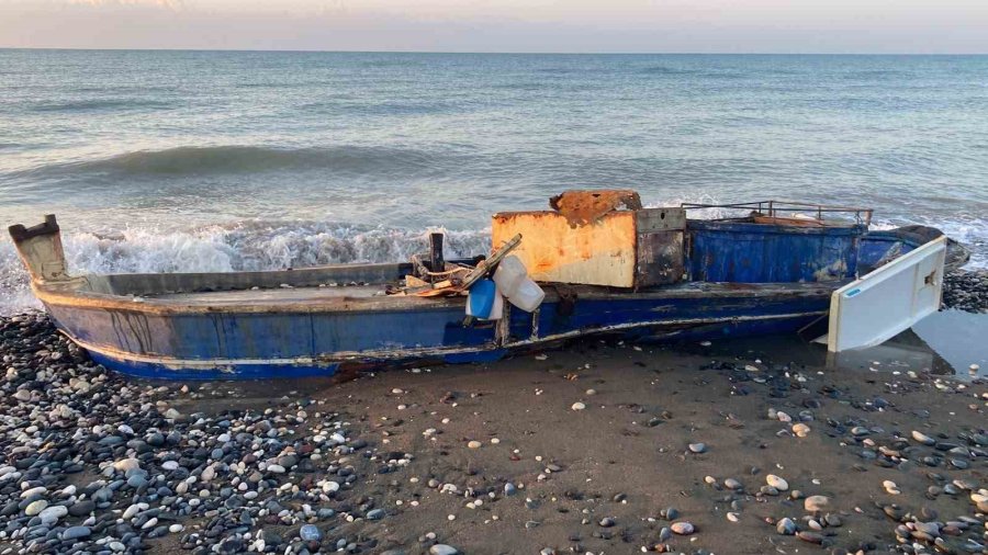 Caretta Cerattaların Yuvalama Alanındaki Kıyıya Batık Tekne Vurdu