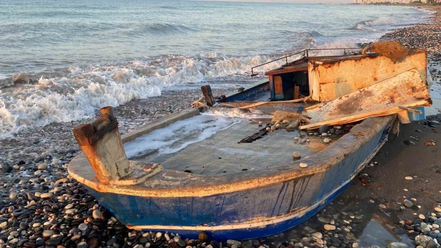 Caretta Cerattaların Yuvalama Alanındaki Kıyıya Batık Tekne Vurdu