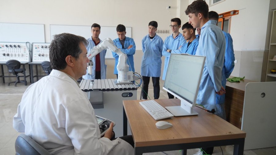 Niğde’de Meslek Lisesi Öğrencileri Hem Üretiyor Hem Geleceğe Hazırlanıyor