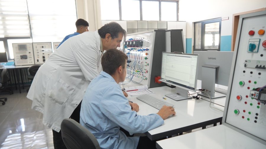 Niğde’de Meslek Lisesi Öğrencileri Hem Üretiyor Hem Geleceğe Hazırlanıyor
