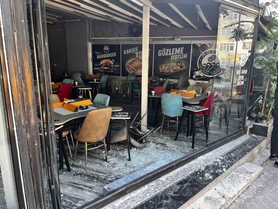 Kontrolden Çıkan Otomobil İş Yerine Daldı
