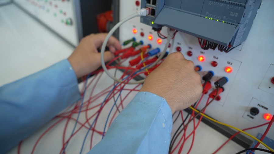 Niğde’de Meslek Lisesi Öğrencileri Hem Üretiyor Hem Geleceğe Hazırlanıyor