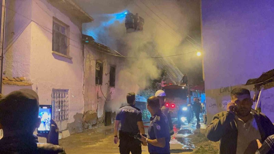 Metruk Evde Çıkan Yangın Mahalleliyi Sokağa Döktü
