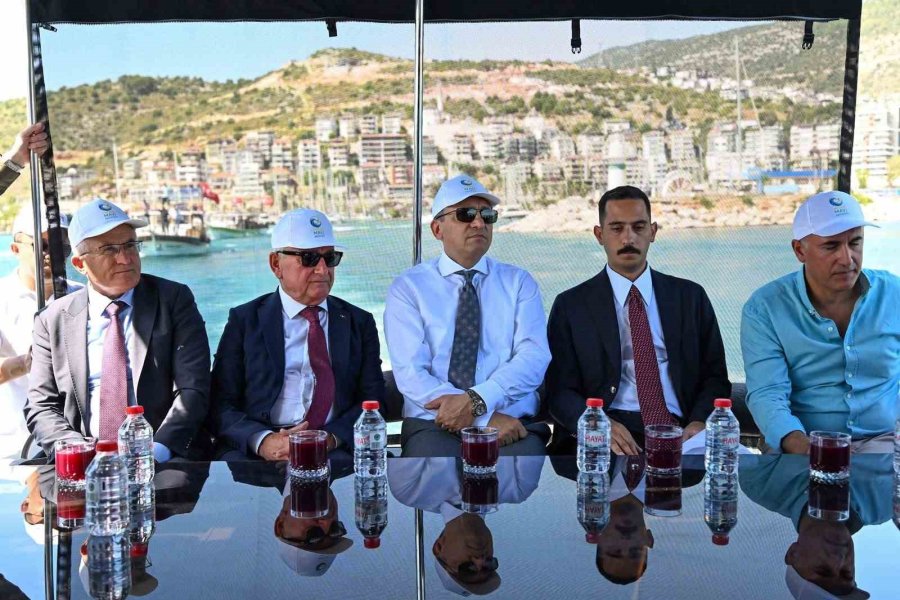 Antalya’da 50 Yapay Resif Denize İndirildi