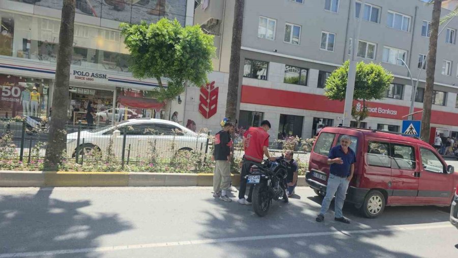 Duran Araçları Son Anda Fark Ettiler, Frene Basınca Devrilerek Sürüklendiler