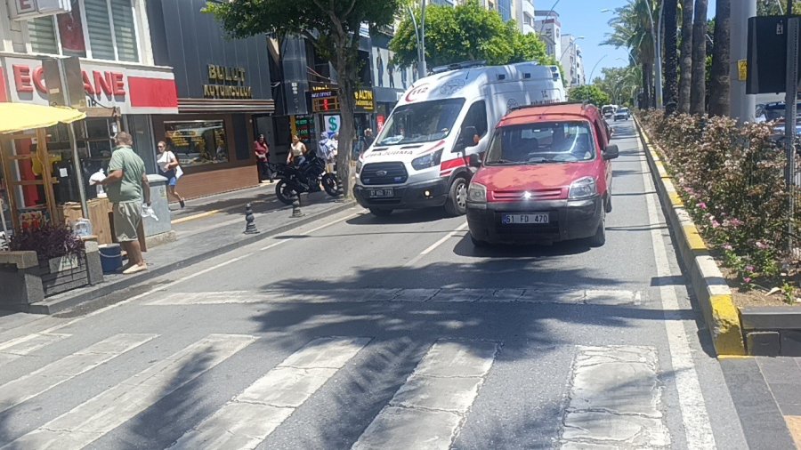 Duran Araçları Son Anda Fark Ettiler, Frene Basınca Devrilerek Sürüklendiler