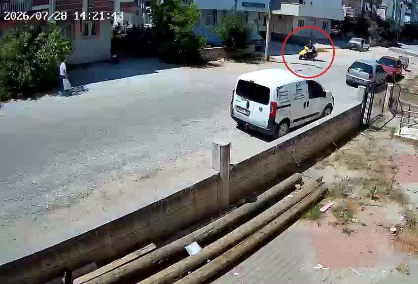 Aşırı Sıcaktan Etkilenen Postacı Motosikletiyle Aydınlatma Direğine Çarptı