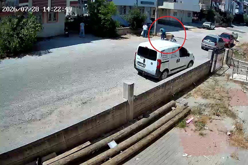 Aşırı Sıcaktan Etkilenen Postacı Motosikletiyle Aydınlatma Direğine Çarptı