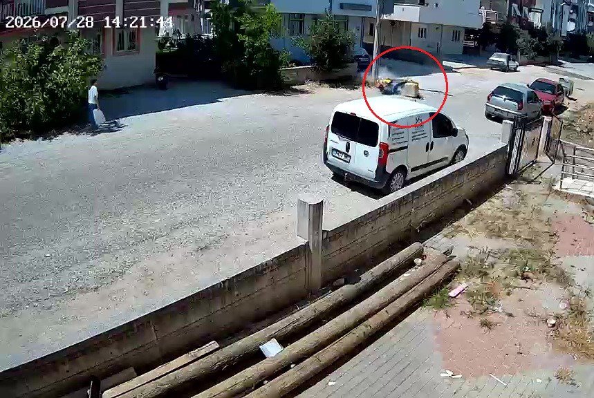Aşırı Sıcaktan Etkilenen Postacı Motosikletiyle Aydınlatma Direğine Çarptı